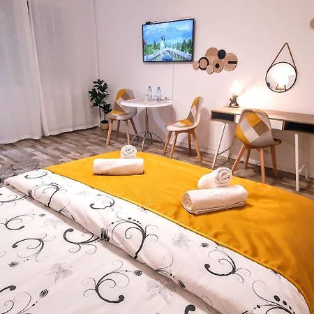 The Yellow King - Luxurious Apartment Bucharest Exterior photo