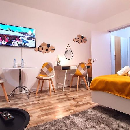The Yellow King - Luxurious Apartment Bucharest Exterior photo